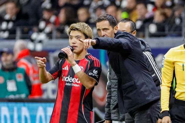 Ritsu Doan (Eintracht Frankfurt, 20) und Dino Toppmöller, Toppmoller (Eintracht Frankfurt, Trainer) im Dialog , Deutschland, Fussball, 1. Bundesliga, 6.Spieltag, 2025 2026, Eintracht Frankfurt vs. FC Bayern München, 04.10.2025, Deutsche-Bank-Park, Frankfurt am Main, Deutschland Frankfurt am Main Deutsche-Bank-Park Hessen Deutschland Copyright: xGrantxHubbsx