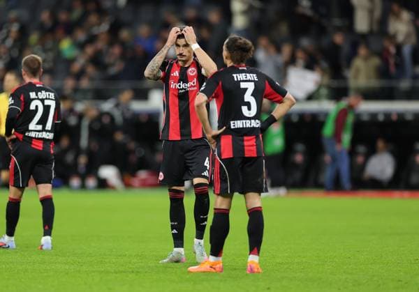 04.10.2025, Fussball Bundesliga, Eintracht Frankfurt - FC Bayern München, v.l., Robin Koch (Eintracht Frankfurt), Arthur Theate (Eintracht Frankfurt) enttaeuscht, enttaeuscht schauend, dissapointed, traurig, frustiert, frust, gefrustet DFL DFB REGULATIONS PROHIBIT ANY USE OF PHOTOGRAPHS AS IMAGE SEQUENCES AND OR QUASI-VIDEO. xdcx Copyright: HMBxMedia Claus