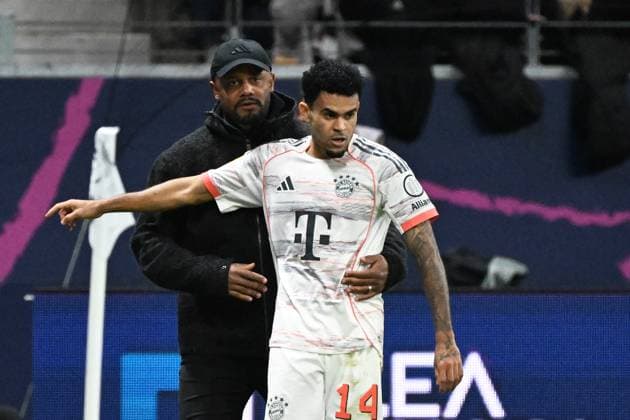 04.10.2025, xjhx, Fussball 1.Bundesliga, Eintracht Frankfurt - FC Bayern München v.l. Torjubel nach dem Tor zum celebrating the goal celebrate 03 durch Luis Diaz (FC Bayern Muenchen) mit Trainer head coach Vincent Kompany (FC Bayern Muenchen) (DFL DFB REGULATIONS PROHIBIT ANY USE OF PHOTOGRAPHS as IMAGE SEQUENCES and or QUASI-VIDEO) Frankfurt am Main