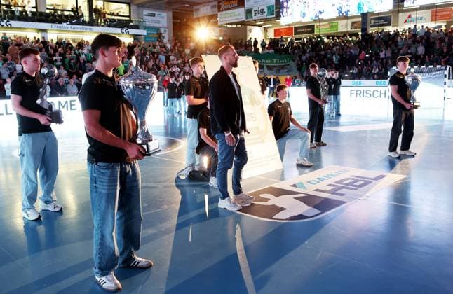 BAU 04.10.2025 Göppingen Handball Frisch Auf Göppingen vs. TSV Hannover-Burgdorf, Tim Kneule (Mitte) wird in die Hall of fame aufgenommen