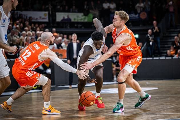 1. Basketball Bundesliga, easyCredit BBL, Saison 2025 2026, Herren, Hauptrunde, 3. Spieltag, 04.10.2025, RASTA Vechta - SYNTAINICS MBC Khyri Thomas ( 0 - SYNTAINICS MBC) in Aktion Vechta RASTA Dome Niedersachsen Deutschland
