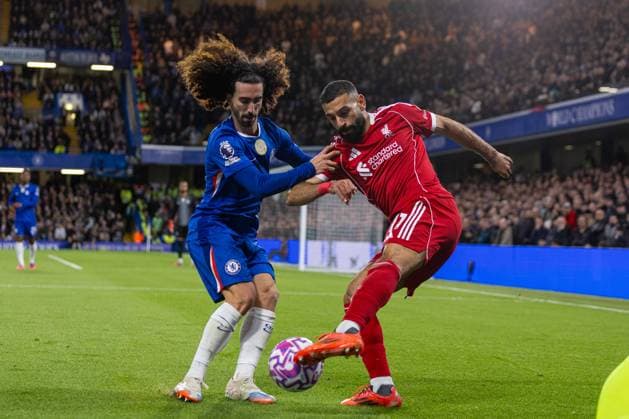 Football - FA Premier League - Chelsea FC v Liverpool FC LONDON, ENGLAND - Saturday, October 4, 2025: Liverpool s Mohamed Salah is challenged by Chelsea s Marc Cucurella during the FA Premier League match between Chelsea FC and Liverpool FC at Stamford Bridge. (Photo by David Rawcliffe Propaganda) LONDON Stamford Bridge GREATER LONDON ENGLAND  Copyright: xDavidxRawcliffex P2025-10-04-Chelsea_Liverpool-141