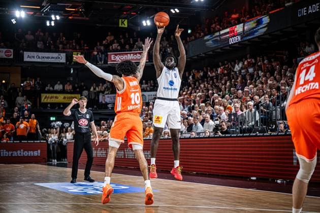 1. Basketball Bundesliga, easyCredit BBL, Saison 2025 2026, Herren, Hauptrunde, 3. Spieltag, 04.10.2025, RASTA Vechta - SYNTAINICS MBC Khyri Thomas ( 0 - SYNTAINICS MBC) beim Jumpshot Vechta RASTA Dome Niedersachsen Deutschland