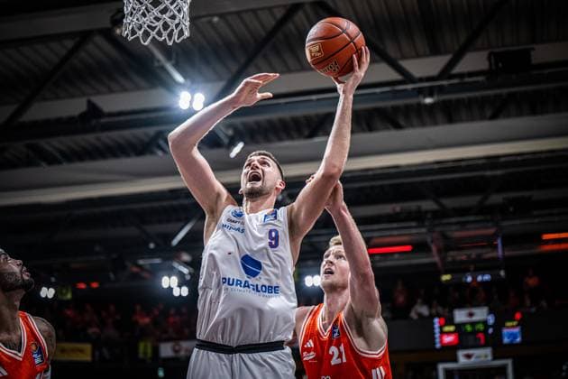 1. Basketball Bundesliga, easyCredit BBL, Saison 2025 2026, Herren, Hauptrunde, 3. Spieltag, 04.10.2025, RASTA Vechta - SYNTAINICS MBC Kresimir Nikic ( 9 - SYNTAINICS MBC) beim Korbleger Vechta RASTA Dome Niedersachsen Deutschland