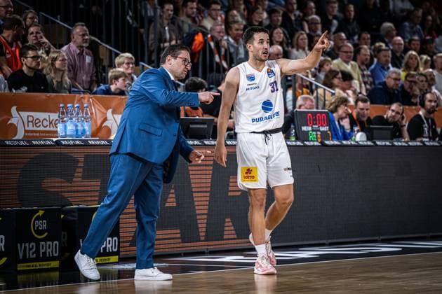 1. Basketball Bundesliga, easyCredit BBL, Saison 2025 2026, Herren, Hauptrunde, 3. Spieltag, 04.10.2025, RASTA Vechta - SYNTAINICS MBC Marco Ramondino (Head Coach - SYNTAINICS MBC) und Spencer Reaves ( 31 - SYNTAINICS MBC) Vechta RASTA Dome Niedersachsen Deutschland