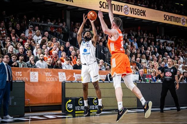 1. Basketball Bundesliga, easyCredit BBL, Saison 2025 2026, Herren, Hauptrunde, 3. Spieltag, 04.10.2025, RASTA Vechta - SYNTAINICS MBC RJ Gunn ( 21 - SYNTAINICS MBC) beim Jumpshot Vechta RASTA Dome Niedersachsen Deutschland