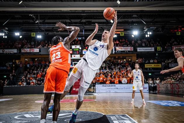 1. Basketball Bundesliga, easyCredit BBL, Saison 2025 2026, Herren, Hauptrunde, 3. Spieltag, 04.10.2025, RASTA Vechta - SYNTAINICS MBC Jure Planinic ( 44 - SYNTAINICS MBC) beim Korbleger Vechta RASTA Dome Niedersachsen Deutschland