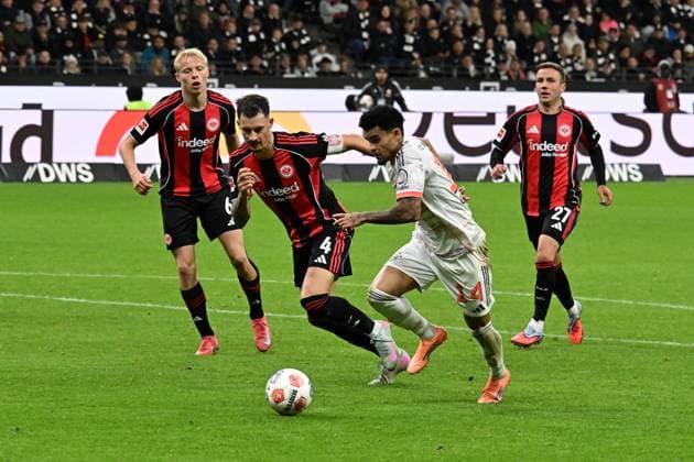 04.10.2025, xsltx, Fussball 1.Bundesliga, Eintracht Frankfurt - FC Bayern München v.l. Luis Diaz (FC Bayern Muenchen) Torschuetze, erzielt das Tor, Treffer, scores the goal 0:3 Robin Koch (Eintracht Frankfurt) (DFL DFB REGULATIONS PROHIBIT ANY USE OF PHOTOGRAPHS as IMAGE SEQUENCES and or QUASI-VIDEO) Frankfurt am Main
