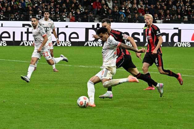 04.10.2025, xsltx, Fussball 1.Bundesliga, Eintracht Frankfurt - FC Bayern München v.l. Luis Diaz (FC Bayern Muenchen) Torschuetze, erzielt das Tor, Treffer, scores the goal 0:3 Robin Koch (Eintracht Frankfurt) (DFL DFB REGULATIONS PROHIBIT ANY USE OF PHOTOGRAPHS as IMAGE SEQUENCES and or QUASI-VIDEO) Frankfurt am Main