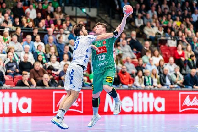 v.l. Tim Suton (TBV Lemgo Lippe, 23), Philipp Vorlicek (GWD Minden, 22) im Zweikampf GER, GWD Minden vs. TBV Lemgo Lippe, Handball, 1. Bundesliga, 7. Spieltag, Spielzeit 2025 2026, 04.10.2025 GER, GWD Minden vs. TBV Lemgo Lippe, Handball, 1. Bundesliga, 7. Spieltag, Spielzeit 2025 2026, 04.10.2025 Luebbecke Copyright: xEibner-Pressefoto JanxRollingerx EP_JSK