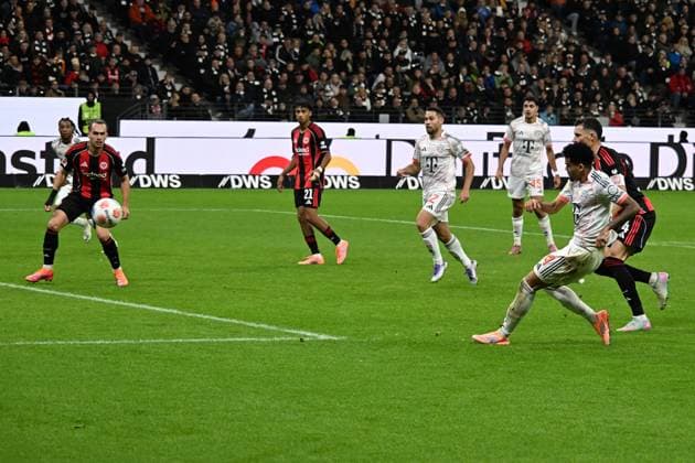 04.10.2025, xsltx, Fussball 1.Bundesliga, Eintracht Frankfurt - FC Bayern München v.l. Luis Diaz (FC Bayern Muenchen) Torschuetze, erzielt das Tor, Treffer, scores the goal 0:3 Robin Koch (Eintracht Frankfurt) (DFL DFB REGULATIONS PROHIBIT ANY USE OF PHOTOGRAPHS as IMAGE SEQUENCES and or QUASI-VIDEO) Frankfurt am Main