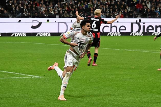 04.10.2025, xsltx, Fussball 1.Bundesliga, Eintracht Frankfurt - FC Bayern München v.l. Torjubel nach dem Tor zum celebrating the goal celebrate 0:3 durch Luis Diaz (FC Bayern Muenchen) (DFL DFB REGULATIONS PROHIBIT ANY USE OF PHOTOGRAPHS as IMAGE SEQUENCES and or QUASI-VIDEO) Frankfurt am Main