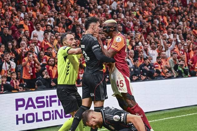 Galatasaray v Besiktas - Turkish Super Lig ISTANBUL, TURKIYE - OCTOBER 4: Victor Osimhen (45) of Galatasaray faces off with Emirhan Topcu (C) of Besiktas during Turkish Super Lig week 8 football match between Galatasaray and Besiktas at RAMS Park in Istanbul, Turkiye on October 4, 2025. Murat Sengul Anadolu Istanbul Turkey. Editorial use only. Please get in touch for any other usage.  Copyright: x2025xAnadoluxMuratxSengulx