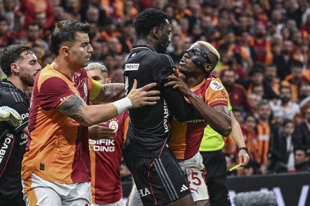 Galatasaray v Besiktas - Turkish Super Lig ISTANBUL, TURKIYE - OCTOBER 4: Victor Osimhen (45) of Galatasaray faces off with a player of Besiktas during Turkish Super Lig week 8 football match between Galatasaray and Besiktas at RAMS Park in Istanbul, Turkiye on October 4, 2025. Murat Sengul Anadolu Istanbul Turkey. Editorial use only. Please get in touch for any other usage.  Copyright: x2025xAnadoluxMuratxSengulx