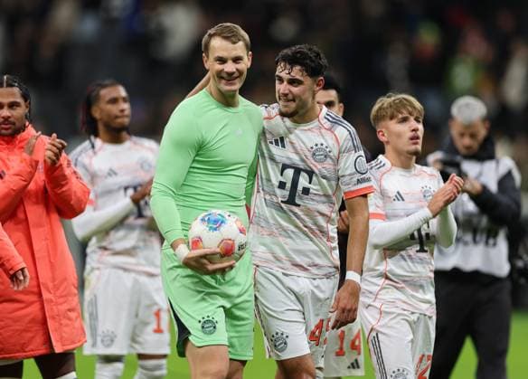 04.10.2025, Fussball Bundesliga, Eintracht Frankfurt - FC Bayern München, v.l., Torwart Manuel Neuer (FC Bayern München) und Aleksandar Pavlovic (FC Bayern München) jubelnd bejubelt jubelt jubeln DFL DFB REGULATIONS PROHIBIT ANY USE OF PHOTOGRAPHS AS IMAGE SEQUENCES AND OR QUASI-VIDEO. xdcx Copyright: HMBxMedia Claus