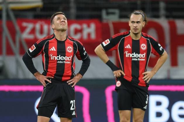 Eintracht Frankfurt - FC Bayern München, 1. FBL Links Mario Götze (Eintracht Frankfurt, 27), rechts Arthur Theate (Eintracht Frankfurt, 3) nach dem Schlusspfiff. Bundesligaspiel zwischen Eintracht Frankfurt und dem FC Bayern München am 4. Oktober 2025 im Deutsche Bank Park in Frankfurt am Main., Frankfurt am Main Hessen Deutschland Deutsche Bank Park