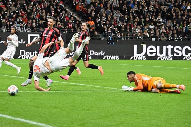 04.10.2025, xsltx, Fussball 1.Bundesliga, Eintracht Frankfurt - FC Bayern München v.l. Kaua Santos (Eintracht Frankfurt) Harry Kane (FC Bayern Muenchen) Zweikampf, Aktion, action, battle for the ball verletzt, Verletzung, Schmerz, Schmerzen (DFL DFB REGULATIONS PROHIBIT ANY USE OF PHOTOGRAPHS as IMAGE SEQUENCES and or QUASI-VIDEO) Frankfurt am Main