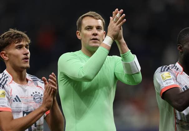 04.10.2025, Fussball Bundesliga, Eintracht Frankfurt - FC Bayern München, v.l., Torwart Manuel Neuer (FC Bayern München) bedankt sich bei den Fans, bedanken, Dank, Mannschaft nach dem Spiel, after the match, bedankt sich bei den Fans, applauds the fans DFL DFB REGULATIONS PROHIBIT ANY USE OF PHOTOGRAPHS AS IMAGE SEQUENCES AND OR QUASI-VIDEO. xdcx Copyright: HMBxMedia Claus