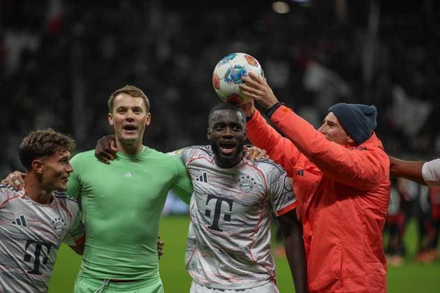 Gute Laune nach dem Sieg bei Leon Goretzka (FC Bayern Muenchen, 08) Dayot Upamecano (FC Bayern Muenchen, 02) Manuel Neuer (FC Bayern Muenchen, Torwart 01) Tom Bischof (FC Bayern Muenchen, 20), GER, Eintracht Frankfurt vs. 1. FC Bayern Muenchen, 1. Bundesliga, 6. Spieltag, 2025 2026, 04.10.2025, DFL REGULATIONS PROHIBIT ANY USE OF PHOTOGRAPHS AS IMAGE SEQUENCES AND OR QUASI-VIDEO, GER, Eintracht Frankfurt vs. 1. FC Bayern Muenchen, 1. Bundesliga, 6. Spieltag, 2025 2026, 04.10.2025 Frankfurt Copyright: xEibner-Pressefoto JanxPrihodax EP_JPA