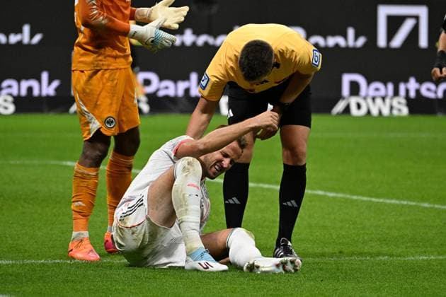 04.10.2025, xsltx, Fussball 1.Bundesliga, Eintracht Frankfurt - FC Bayern München v.l. Harry Kane (FC Bayern Muenchen) verletzt, Verletzung, Schmerz, Schmerzen Schiedsrichter Referee Daniel Siebert (DFL DFB REGULATIONS PROHIBIT ANY USE OF PHOTOGRAPHS as IMAGE SEQUENCES and or QUASI-VIDEO) Frankfurt am Main