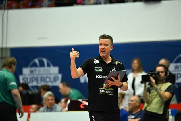Alexander Waibl (Cheftrainer Dresdner SC) Dresdner SC vs. SSC Palmberg Schwerin, WT Energiesysteme Supercup, Volleyball Bundesliga Damen, Spielzeit 2025 2026, 04.10.2025 Dresdner SC vs. SSC Palmberg Schwerin, WT Energiesysteme Supercup, Volleyball Bundesliga Damen, Spielzeit 2025 2026, 04.10.2025 Dresden Copyright: xEibner-Pressefoto xHoepnerx EP_PHR