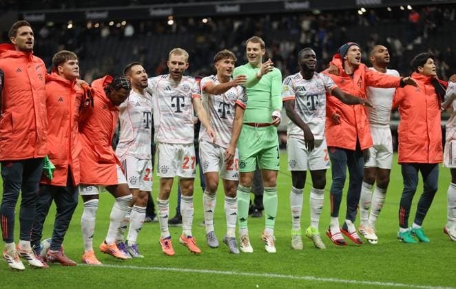 04.10.2025, Fussball Bundesliga, Eintracht Frankfurt - FC Bayern München, v.l., Raphael Guerreiro (FC Bayern München), Konrad Laimer (FC Bayern München), Tom Bischof (FC Bayern München), Torwart Manuel Neuer (FC Bayern München), Dayot Upamecano (FC Bayern München) feiern mit den Fans DFL DFB REGULATIONS PROHIBIT ANY USE OF PHOTOGRAPHS AS IMAGE SEQUENCES AND OR QUASI-VIDEO. xdcx Copyright: HMBxMedia Claus