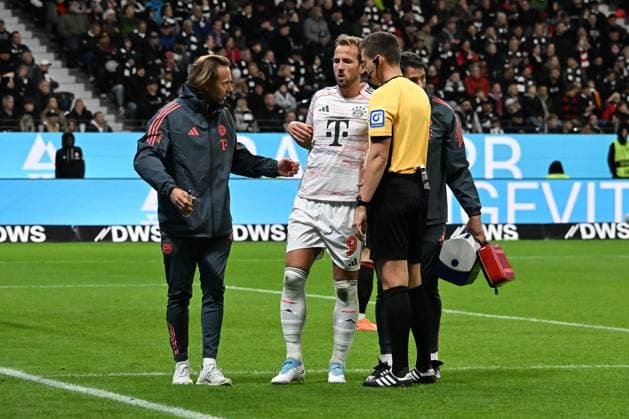 04.10.2025, xsltx, Fussball 1.Bundesliga, Eintracht Frankfurt - FC Bayern München v.l. Harry Kane (FC Bayern Muenchen) verletzt, Verletzung, Schmerz, Schmerzen Schiedsrichter Referee Daniel Siebert (DFL DFB REGULATIONS PROHIBIT ANY USE OF PHOTOGRAPHS as IMAGE SEQUENCES and or QUASI-VIDEO) Frankfurt am Main