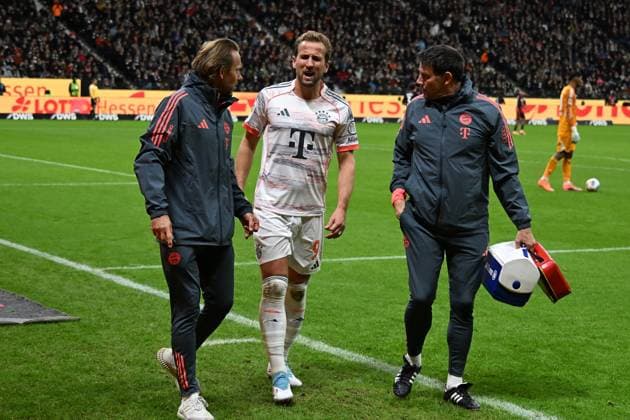04.10.2025, xsltx, Fussball 1.Bundesliga, Eintracht Frankfurt - FC Bayern München v.l. Harry Kane (FC Bayern Muenchen) verletzt, Verletzung, Schmerz, Schmerzen (DFL DFB REGULATIONS PROHIBIT ANY USE OF PHOTOGRAPHS as IMAGE SEQUENCES and or QUASI-VIDEO) Frankfurt am Main
