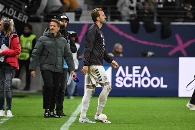 04.10.2025, xjhx, Fussball 1.Bundesliga, Eintracht Frankfurt - FC Bayern München v.l. Harry Kane (FC Bayern Muenchen) verletzt, Verletzung, Schmerz, Schmerzen mit Eisbeutel am Knöchel (DFL DFB REGULATIONS PROHIBIT ANY USE OF PHOTOGRAPHS as IMAGE SEQUENCES and or QUASI-VIDEO) Frankfurt am Main