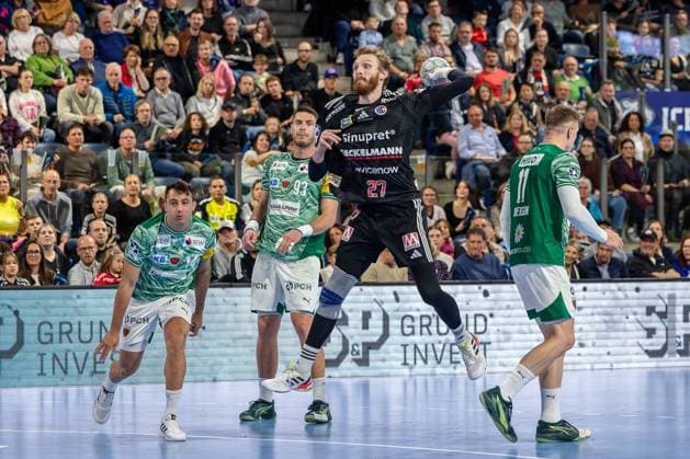 Antonio Metzner (HC Erlangen, 27) beim Wurf Mijajlo Marsenic (Füchse Berlin, 93), Aitor Arino (Füchse Berlin, 14) HC Erlangen vs. Fuechse Berlin, Handball, 1. Handball Bundesliga, Saison 2025 2026, 7. Spieltag, 04.10.2025 HC Erlangen vs. Fuechse Berlin, Handball, 1. Handball Bundesliga, Saison 2025 2026, 7. Spieltag, 04.10.2025 Nuernberg Copyright: xEibner-Pressefoto ArdanxFuessmanx EP_AFN