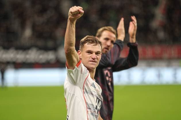 Joshua Kimmich (FC Bayern Muenchen, 06) mit der Siegerfaust nach dem Sieg bei der SGE, GER, Eintracht Frankfurt vs. 1. FC Bayern Muenchen, 1. Bundesliga, 6. Spieltag, 2025 2026, 04.10.2025, DFL REGULATIONS PROHIBIT ANY USE OF PHOTOGRAPHS AS IMAGE SEQUENCES AND OR QUASI-VIDEO, GER, Eintracht Frankfurt vs. 1. FC Bayern Muenchen, 1. Bundesliga, 6. Spieltag, 2025 2026, 04.10.2025 Frankfurt Copyright: xEibner-Pressefoto JanxPrihodax EP_JPA