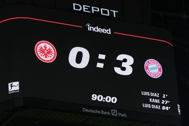 Fußball 1. Bundesliga - Eintracht Frankfurt - FC Bayern München am 04.10.2025 im Deutsche Bank Park in Frankfurt Anzeigetafel Videoleinwand mit dem offiziellem Endergebnis 0 zu 3