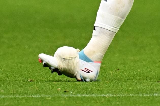 04.10.2025, xjhx, Fussball 1.Bundesliga, Eintracht Frankfurt - FC Bayern München v.l. Harry Kane (FC Bayern Muenchen) verletzt, Verletzung, Schmerz, Schmerzen mit Eisbeutel am Knöchel (DFL DFB REGULATIONS PROHIBIT ANY USE OF PHOTOGRAPHS as IMAGE SEQUENCES and or QUASI-VIDEO) Frankfurt am Main