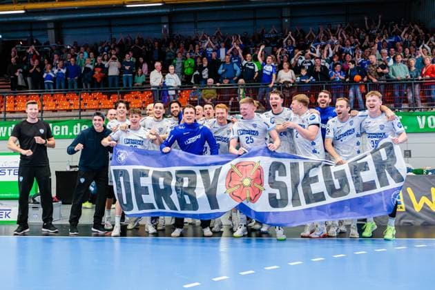Die Mannschaft von TBV Lemgo Lippe jubelt freut sich nach 24:34 Sieg mit einem Banner das Fans mit Aufschrift - DERBY SIEGER - GER, GWD Minden vs. TBV Lemgo Lippe, Handball, 1. Bundesliga, 7. Spieltag, Spielzeit 2025 2026, 04.10.2025 GER, GWD Minden vs. TBV Lemgo Lippe, Handball, 1. Bundesliga, 7. Spieltag, Spielzeit 2025 2026, 04.10.2025 Luebbecke Copyright: xEibner-Pressefoto JanxRollingerx EP_JSK