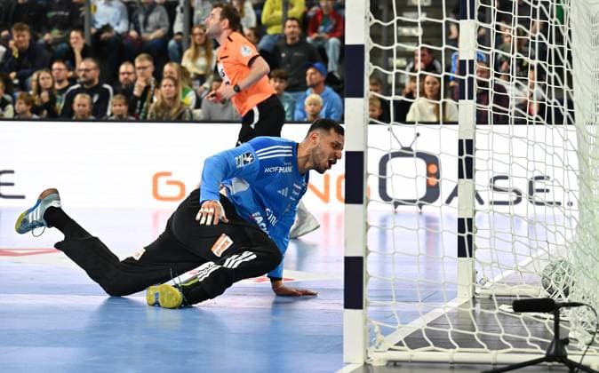 04.10.2025 - Handball - 1. Bundesliga DAIKIN HBL - Saison 2025 2026 - 07. Spieltag: HC Erlangen Metropolregion Nürnberg HCE - Füchse Berlin - - xwoxzix - Khalifa Ghedbane (96, HC Erlangen HCE ) bei gegentor
