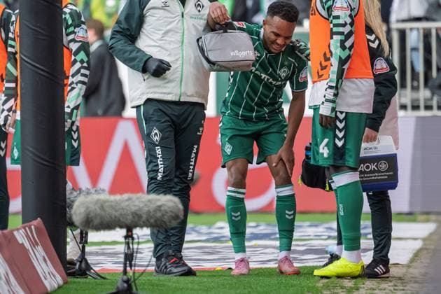 GER, 1. FBL, SV Werder Bremen vs FC St. Pauli 04.10.2025, Weserstadion, Bremen, GER, 1. FBL, SV Werder Bremen vs FC St. Pauli im Bild Robert Gorzolla (SV Werder Bremen stellvertretender Mannschaftsarzt) und Laura Kersting (Physiotherapeutin SV Werder Bremen) beim verletzten Felix Agu (Werder Bremen 27); Verletzung verletzt Schmerzen