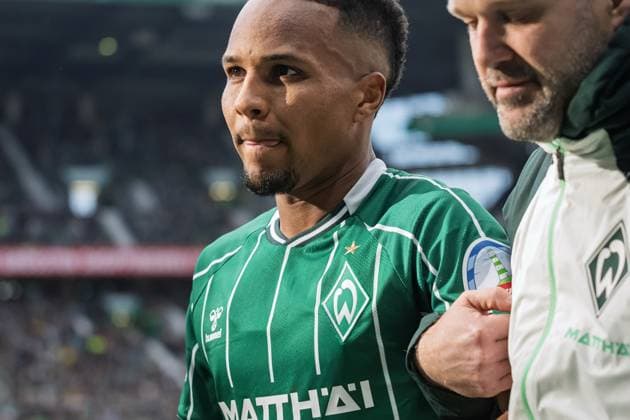 GER, 1. FBL, SV Werder Bremen vs FC St. Pauli 04.10.2025, Weserstadion, Bremen, GER, 1. FBL, SV Werder Bremen vs FC St. Pauli im Bild Felix Agu (Werder Bremen 27); Verletzung verletzt Schmerzen