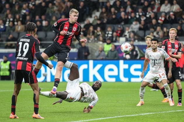 Dayot Upamecano (FC Bayern Muenchen, 02) mit dem Versuch einen Seitwertziehers Jonathan Burkardt (Eintracht Frankfurt, 09) kann blocken, GER, Eintracht Frankfurt vs. 1. FC Bayern Muenchen, 1. Bundesliga, 6. Spieltag, 2025 2026, 04.10.2025, DFL REGULATIONS PROHIBIT ANY USE OF PHOTOGRAPHS AS IMAGE SEQUENCES AND OR QUASI-VIDEO, GER, Eintracht Frankfurt vs. 1. FC Bayern Muenchen, 1. Bundesliga, 6. Spieltag, 2025 2026, 04.10.2025 Frankfurt Copyright: xEibner-Pressefoto JanxPrihodax EP_JPA