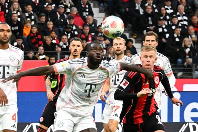 04.10.2025, xsltx, Fussball 1.Bundesliga, Eintracht Frankfurt - FC Bayern München v.l. Jonathan Tah (FC Bayern Muenchen) Jonathan Jonny Burkardt (Eintracht Frankfurt) Zweikampf, Aktion, action, battle for the ball (DFL DFB REGULATIONS PROHIBIT ANY USE OF PHOTOGRAPHS as IMAGE SEQUENCES and or QUASI-VIDEO) Frankfurt am Main