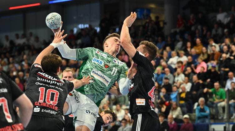 04.10.2025 - Handball - 1. Bundesliga DAIKIN HBL - Saison 2025 2026 - 07. Spieltag: HC Erlangen Metropolregion Nürnberg HCE - Füchse Berlin - - xwoxzix - Lasse Bredekjaer Andersson (11, Füchse Berlin ) gegen Florian Scheerer (10, HC Erlangen HCE ) Christoph Steinert ( 44, HC Erlangen HCE )
