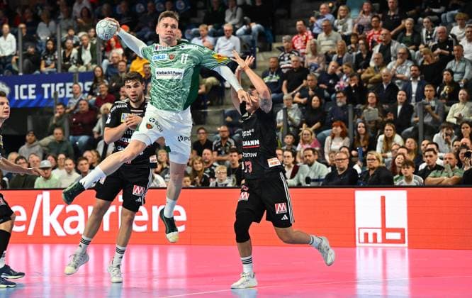 04.10.2025 - Handball - 1. Bundesliga DAIKIN HBL - Saison 2025 2026 - 07. Spieltag: HC Erlangen Metropolregion Nürnberg HCE - Füchse Berlin - - xwoxzix - Lasse Bredekjaer Andersson (11, Füchse Berlin ) gegen Tobias Buck (39, HC Erlangen HCE ) Viggo Kristjansson (73, HC Erlangen HCE )