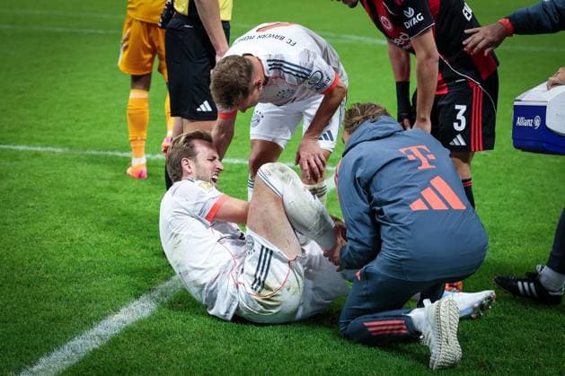 Verletzung bei Harry Kane 9 (FC Bayern Muenchen) nach einem Zusammenpral mit Kaua Santos 40 (Eintracht Frankfurt), verlaesst kurz danach das Feld, Eintracht Frankfurt vs. FC Bayern Muenchen, DFL, Bundesliga, Saison 2025 2026, Deutsche Bank Park, Hinrunde, 6. Spieltag, 04.10.2025 DFB regulations prohibit any use of photographs as image sequences and or quasi-video Frankfurt Hessen Deutschland