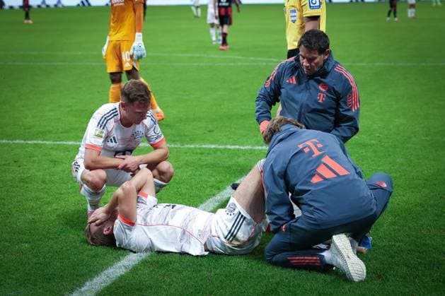Verletzung bei Harry Kane 9 (FC Bayern Muenchen) nach einem Zusammenpral mit Kaua Santos 40 (Eintracht Frankfurt), verlaesst kurz danach das Feld, Eintracht Frankfurt vs. FC Bayern Muenchen, DFL, Bundesliga, Saison 2025 2026, Deutsche Bank Park, Hinrunde, 6. Spieltag, 04.10.2025 DFB regulations prohibit any use of photographs as image sequences and or quasi-video Frankfurt Hessen Deutschland