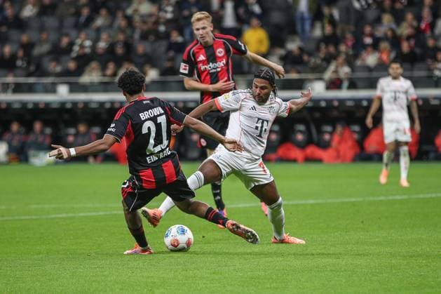 Serge Gnabry (FC Bayern Muenchen, 07) im Zweikampf mit Nathaniel Brown (Eintracht Frankfurt, 21), GER, Eintracht Frankfurt vs. 1. FC Bayern Muenchen, 1. Bundesliga, 6. Spieltag, 2025 2026, 04.10.2025, DFL REGULATIONS PROHIBIT ANY USE OF PHOTOGRAPHS AS IMAGE SEQUENCES AND OR QUASI-VIDEO, GER, Eintracht Frankfurt vs. 1. FC Bayern Muenchen, 1. Bundesliga, 6. Spieltag, 2025 2026, 04.10.2025 Frankfurt Copyright: xEibner-Pressefoto JanxPrihodax EP_JPA