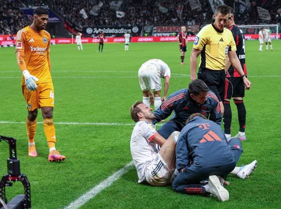 Kaua Santos 40 (Eintracht Frankfurt) schaut zu, wie Harry Kane 9 (FC Bayern Muenchen) behandelt wird nach dem Zusammenprall, mit Referee Schiedsrichter Daniel Siebert, Eintracht Frankfurt vs. FC Bayern Muenchen, DFL, Bundesliga, Saison 2025 2026, Deutsche Bank Park, Hinrunde, 6. Spieltag, 04.10.2025 DFB regulations prohibit any use of photographs as image sequences and or quasi-video Frankfurt Hessen Deutschland