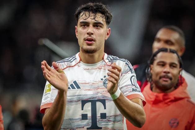 Schlussjubel bei den Fans des FC Bayern, Alexandar Pavlovic 45 (FC Bayern Muenchen), Serge Gnabry 7 (FC Bayern Muenchen), Eintracht Frankfurt vs. FC Bayern Muenchen, DFL, Bundesliga, Saison 2025 2026, Deutsche Bank Park, Hinrunde, 6. Spieltag, 04.10.2025 DFB regulations prohibit any use of photographs as image sequences and or quasi-video Frankfurt Hessen Deutschland