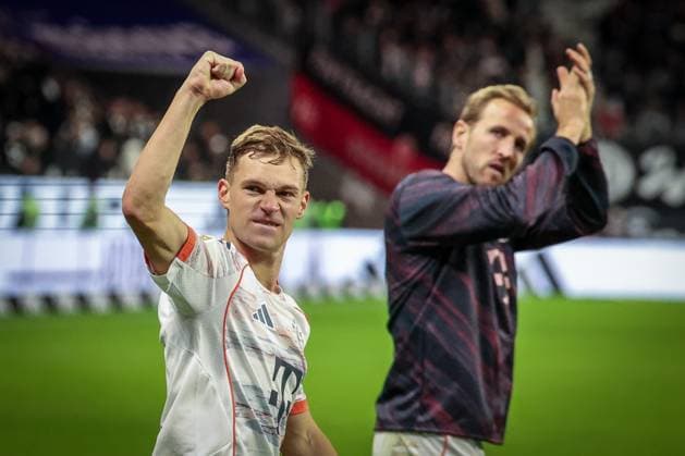 Joshua Kimmich 6 (FC Bayern Muenchen) und Harry Kane 9 (FC Bayern Muenchen) jubeln mit den Fans, Eintracht Frankfurt vs. FC Bayern Muenchen, DFL, Bundesliga, Saison 2025 2026, Deutsche Bank Park, Hinrunde, 6. Spieltag, 04.10.2025 DFB regulations prohibit any use of photographs as image sequences and or quasi-video Frankfurt Hessen Deutschland