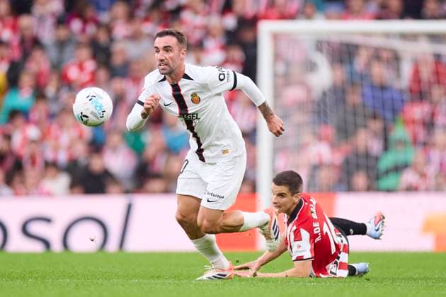October 4, 2025, Bilbao, Vizcaya, SPAIN: Sergi Darder of RCD Mallorca competes for the ball with Inigo Ruiz de Galarreta of Athletic Club during the LaLiga EA Sports match between Athletic Club and RCD Mallorca at San Mames on October 4, 2025, in Bilbao, Spain. Bilbao SPAIN - ZUMAa181 20251004_zaa_a181_225 Copyright: xRicardoxLarreinax