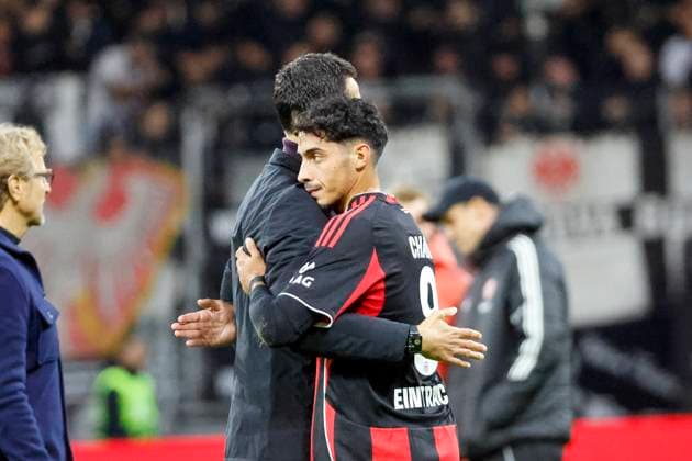 Dino Toppmöller, Toppmoller (Eintracht Frankfurt, Trainer) und Fares Chaibi (Eintracht Frankfurt, 08) nach dem Spiel , Deutschland, Fussball, 1. Bundesliga, 6.Spieltag, 2025 2026, Eintracht Frankfurt vs. FC Bayern München, 04.10.2025, Deutsche-Bank-Park, Frankfurt am Main, Deutschland Frankfurt am Main Deutsche-Bank-Park Hessen Deutschland Copyright: xGrantxHubbsx