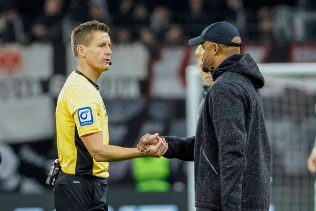 Schiedsrichter Daniel Siebert und Vincent Kompany (FC Bayern München, Trainer) nach dem Spiel , Deutschland, Fussball, 1. Bundesliga, 6.Spieltag, 2025 2026, Eintracht Frankfurt vs. FC Bayern München, 04.10.2025, Deutsche-Bank-Park, Frankfurt am Main, Deutschland Frankfurt am Main Deutsche-Bank-Park Hessen Deutschland Copyright: xGrantxHubbsx